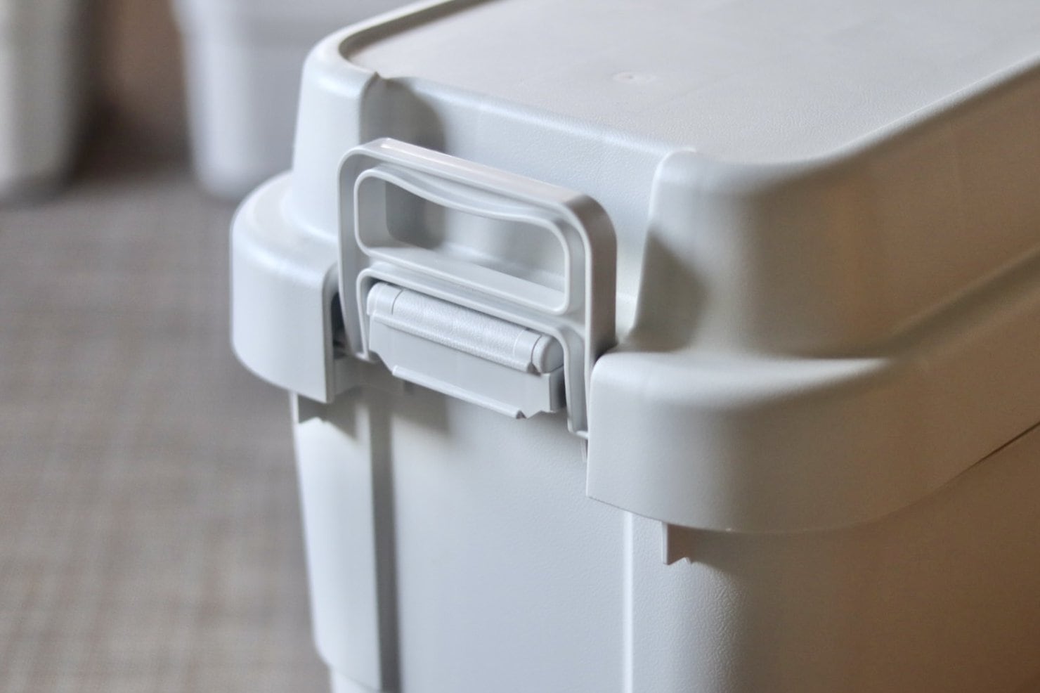 無印良品 再生ポリプロピレン入り 頑丈収納ボックス サイドにロックがかけられて持ち手にもなる