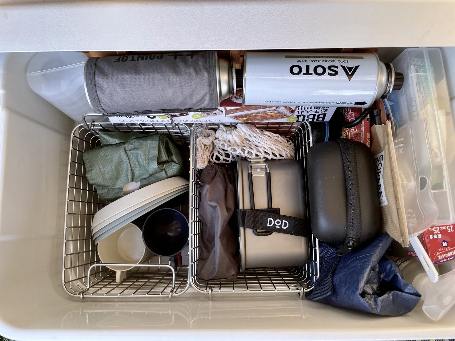 無印良品のステンレスワイヤーバスケットを2つ使って仕切りに