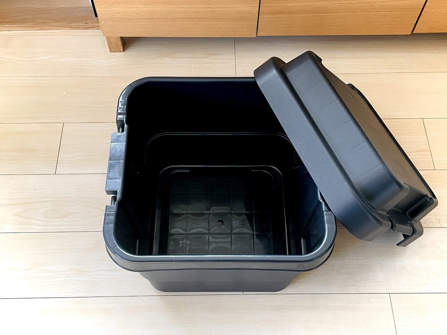 頑丈収納ボックスの蓋を開けたところ 水をためることも可能
