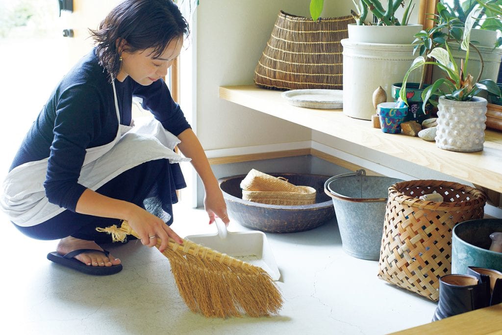 〈ペジテ青山〉の千田耀子さんのみごぼうきとはたき