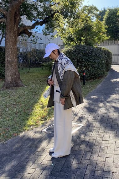 スポーティな大人コーデには小物でアクセントをつけて