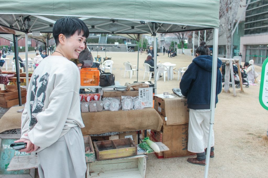 マルシェでお買い物するアサイさん