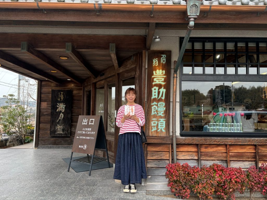 満月堂の店前といなだみほさん