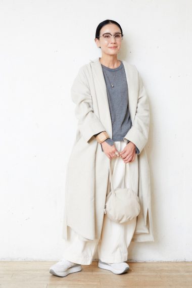 胡白 店主 加藤みちるさんの私服ファッションスナップ。異素材ミックスが映える、洗練された大人のホワイトコーデ