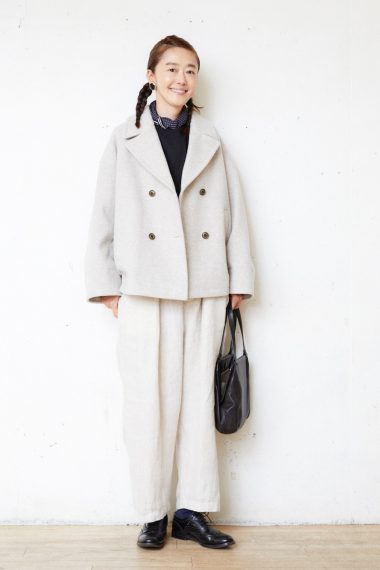 フリーランスディレクター／ネストローブ PR 滝口和代さんの私服ファッションスナップ。大人のPコートスタイルは、やわらかな素材感と色味で上品に