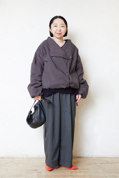 アデュー トリステス／ロワズィール プレス山野内裕紀子さんの私服ファッションスナップ。軽やかなショートコート×赤の挿し色で洗練度＆スタイルアップ