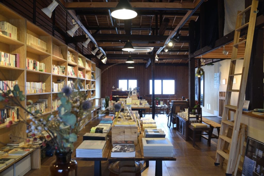 ライフスタイルショップのような自由さのあるレイアウトの『余波舎』店内