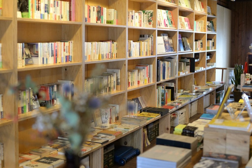 様々な書籍が並ぶ余波舎の店内
