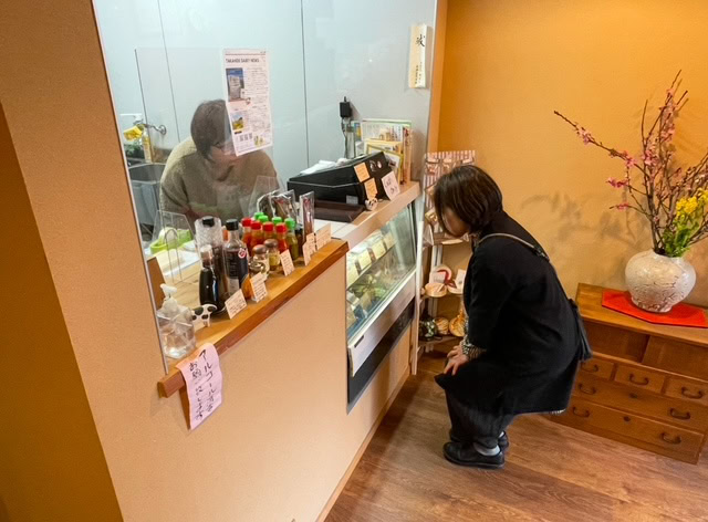 日本チーズが並ぶ和酪まつなのショーケース付近