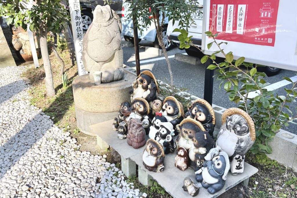 船場菅原神社に奉納されているタヌキ像