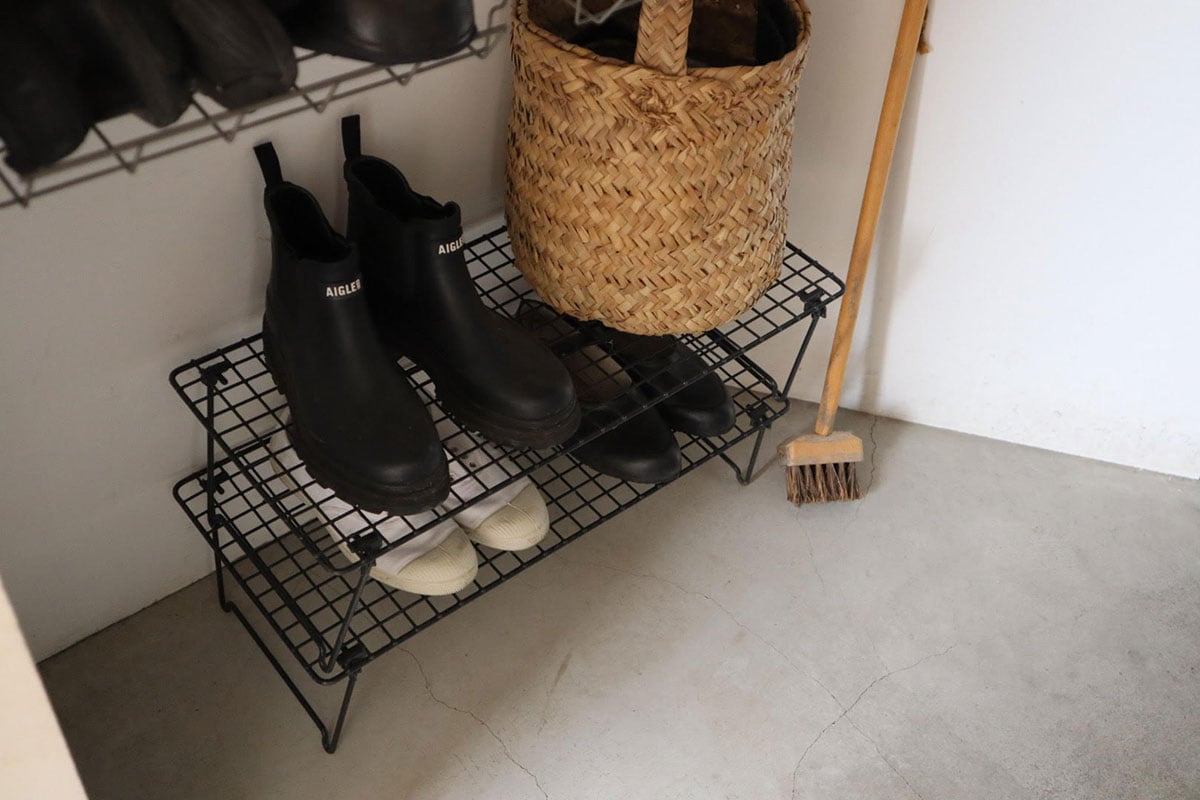 玄関でイケアのシューズラックGREJIG グレイグを2段重ねて使用