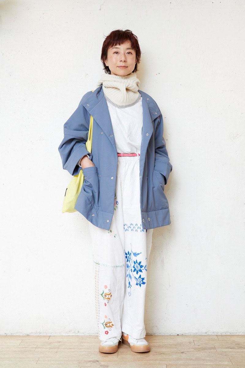 スニュウ デザイナー 雪浦聖子さんの私服ファッションスナップ。軽やかな白がキレイ色を引き立てる、バランス上手な大人カジュアル