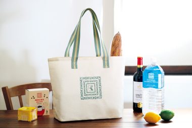 6月号付録は、「紀ノ国屋」刺しゅうロゴがおしゃれ 大容量おでかけショッピングトート