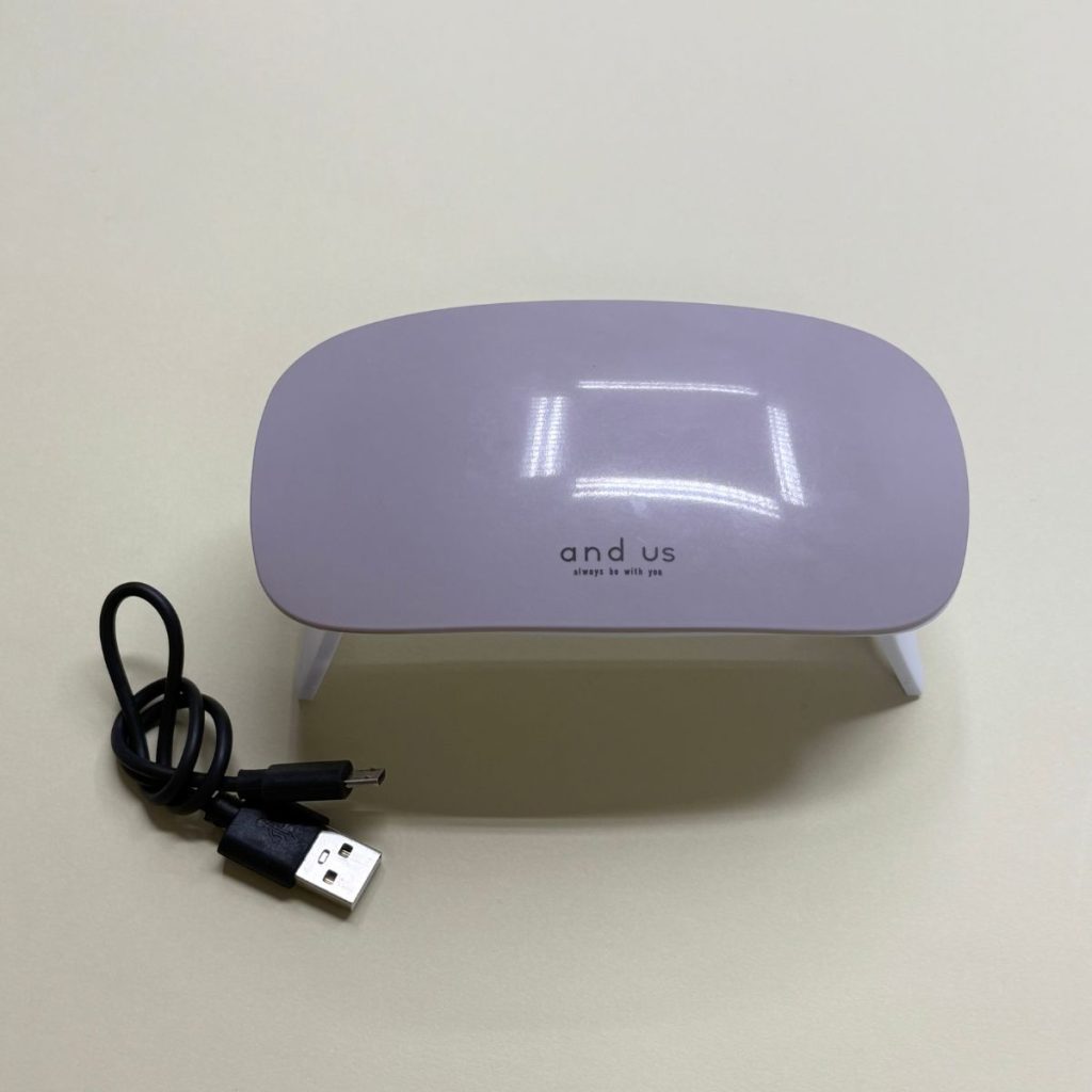 UVLEDライト。2段階の硬化時間でジェルネイルをしっかり硬化してくれる