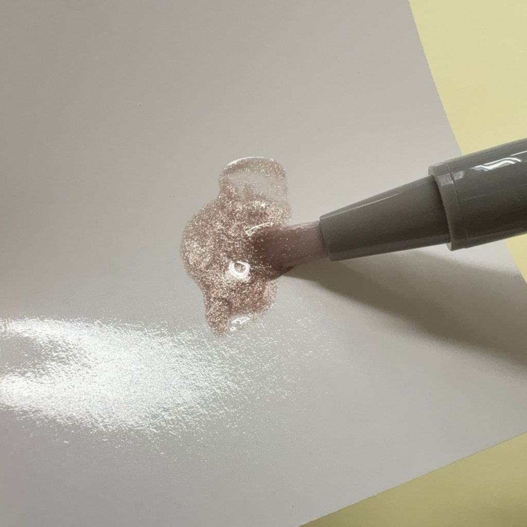 筆先に付けるジェルの量は、パレットで調節します。アルミホイルなどでも代用が可能！