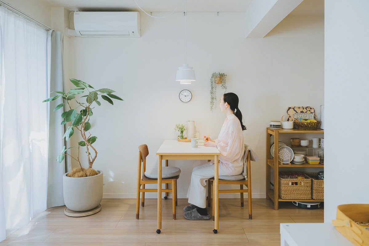 お部屋のインテリアにキレイな版画「雨の街角」 Amazon | Clhhsy 部屋を飾る 流れる水豊かな森の滝景色壁装飾画
