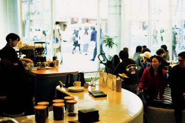 PART COFFEE ROASTER ドリップカウンターの前にスタンディング席を用意。