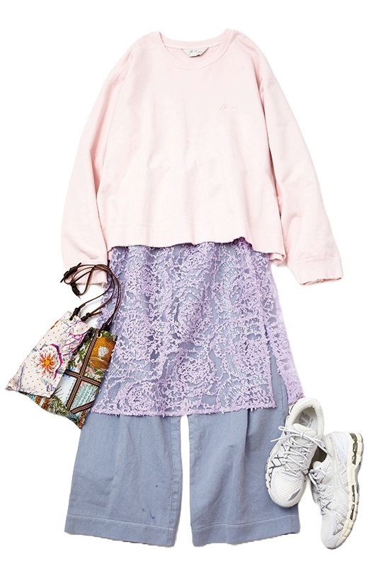 トップスと同系色でまとめて上品に