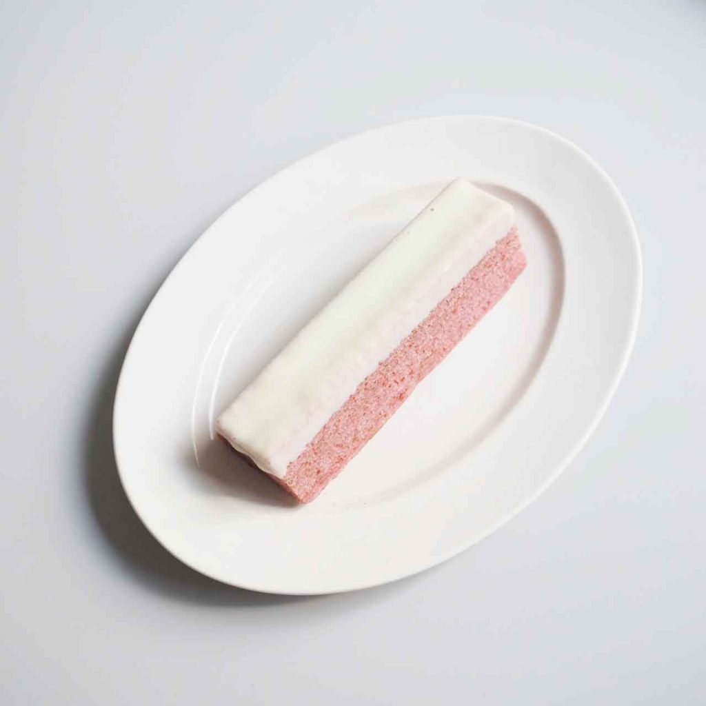 無印良品　不揃いバウム　ホワイトチョコがけいちご
