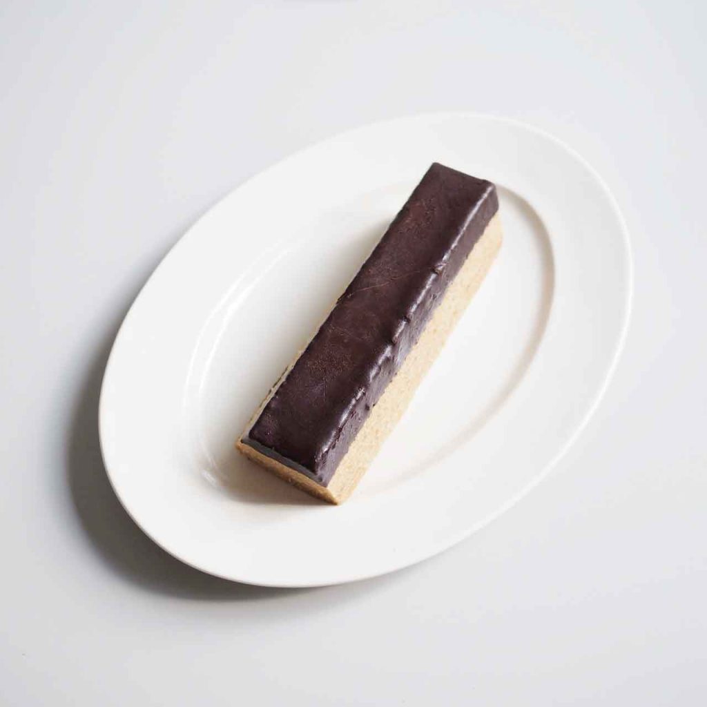 無印良品　不揃いバウム　チョコがけヘーゼルナッツ