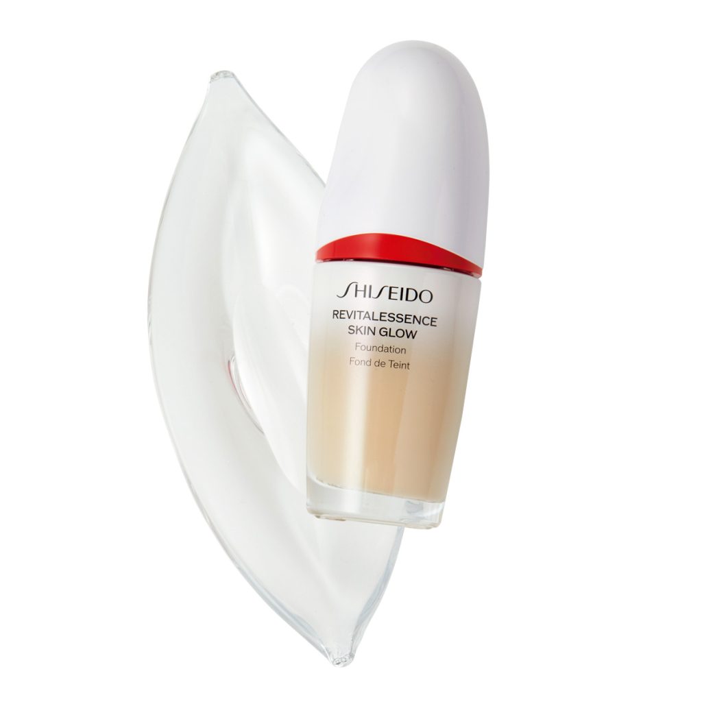 エッセンス スキングロウ ファンデーションSPF30・PA+++ 全12色 30mL ¥7,590／SHISEIDOお客さま窓口