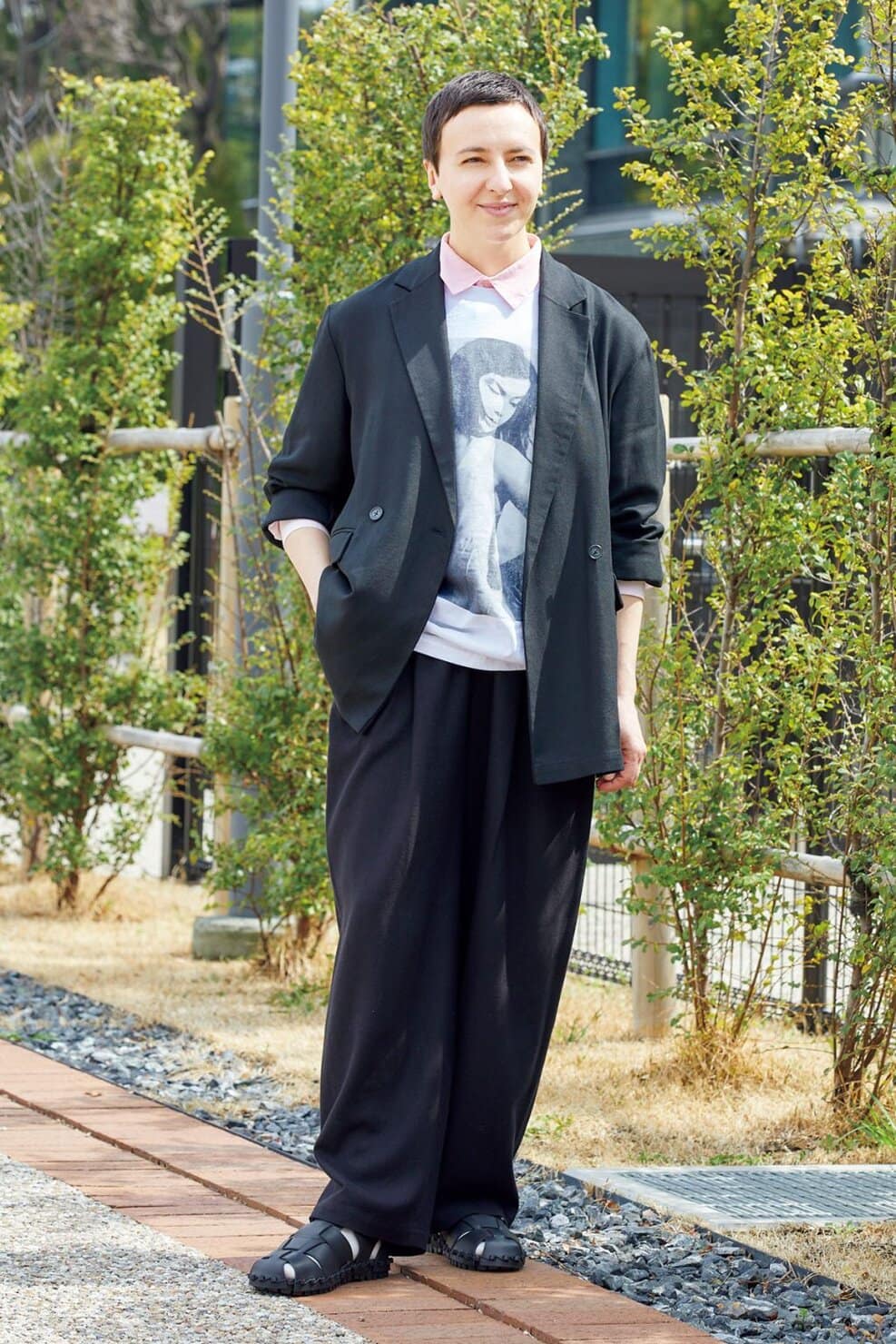 ジョンブル プレス・サリュコワ マリアさんの黒のセットアップとTシャツの着こなし