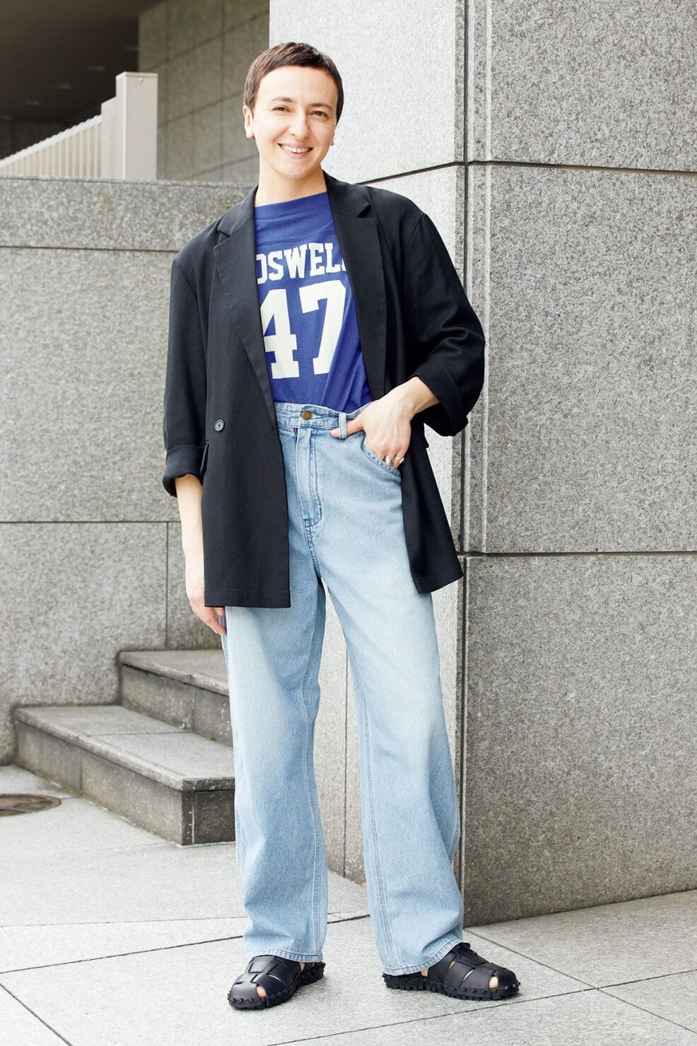 ジョンブル プレス・サリュコワ マリアさんのジャケットとデニム、Tシャツの着こなし