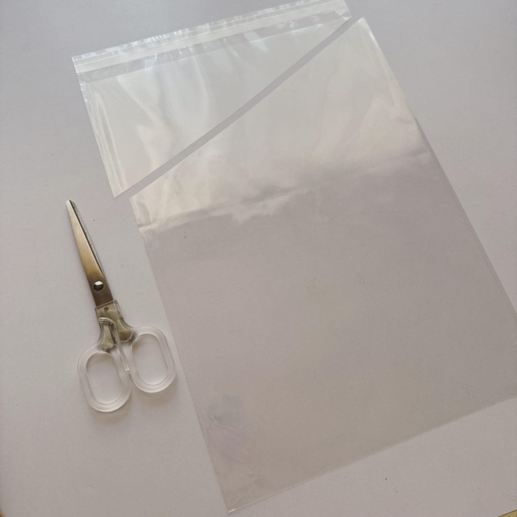 母の日のオリジナルブーケの作り方　クリアバッグをカットする