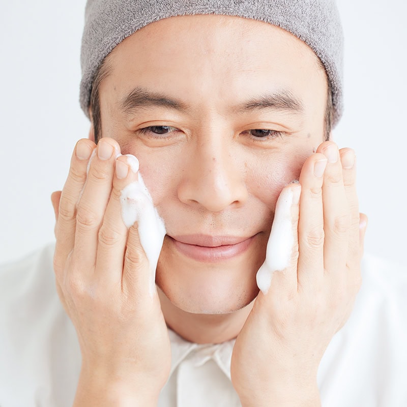 【メンズビューティーきほんのスキンケア】泡洗顔で余分な皮脂と汚れを落として！