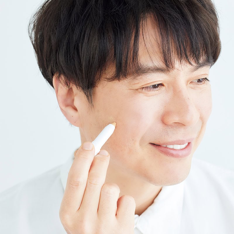 【メンズビューティーきほんのスキンケア】気になるシミにはステックタイプのコンシーラーで隠して！