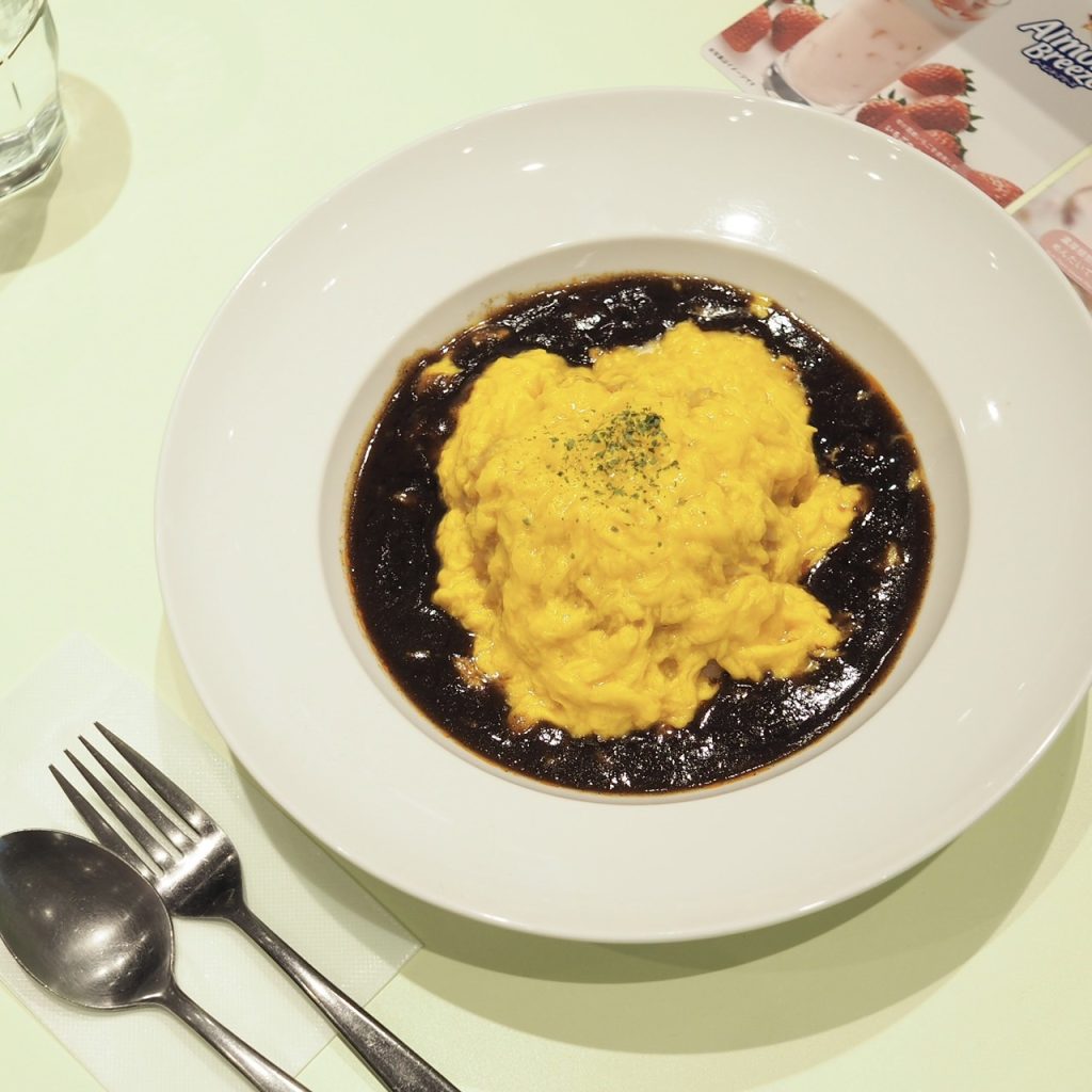 2foods銀座ロフト店メニューのエバーエッグオムライス（プラントベースデミグラスソース）