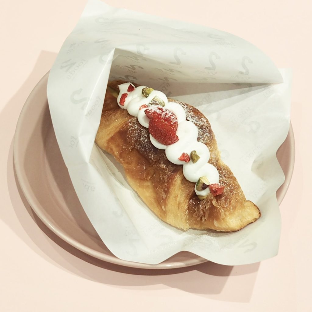 2foods銀座ロフト店メニューのいちごとピスタチオのクロワッサンサンド