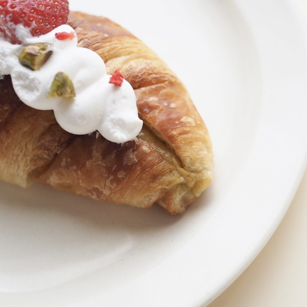 2foods銀座ロフト店メニューのいちごとピスタチオのクロワッサンサンド　中にはピスタチオのバタークリーム入り