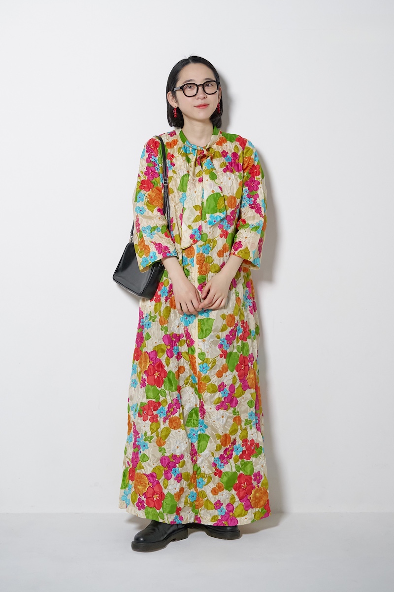 俳優・モデル 麻絵さんの私服ファッションスナップ。カラフルな花柄ワンピースが主役の春コーデ！ シンプル小物で大人バランスに