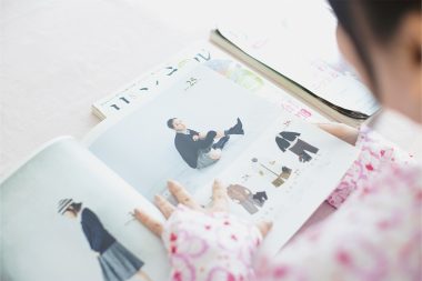 リンネル過去号を見ながら「懐かしい」と話す麻生久美子さん。