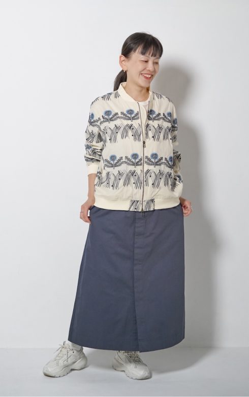 マーブルシュッド プレス 河合杏香さんの私服ファッションスナップ。たんぽぽ刺しゅうが映える！ MA-1で作るさわやかな大人カジュアルコーデ