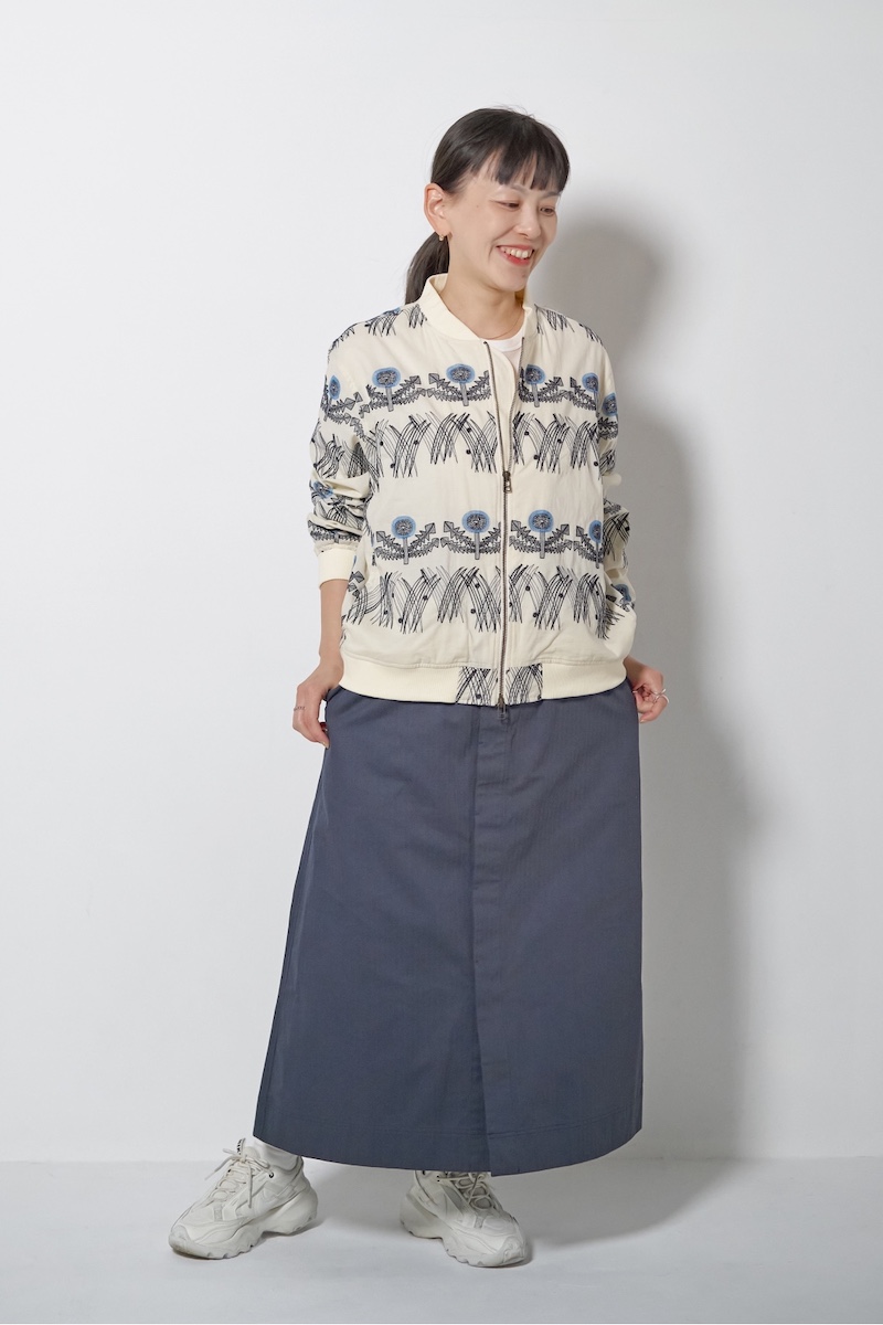 マーブルシュッド プレス 河合杏香さんの私服ファッションスナップ。たんぽぽ刺しゅうが映える！ MA-1で作るさわやかな大人カジュアルコーデ