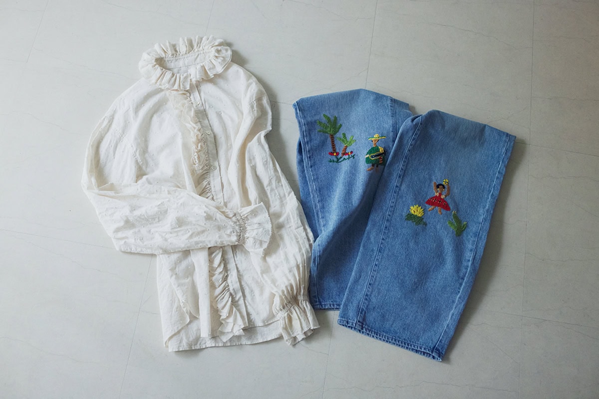 人物が刺繍された「マリアッチデニム」とフリルのブラウス。