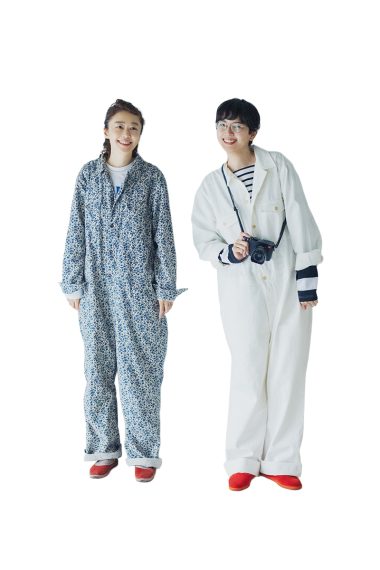 別注したお揃いのオールインワンをまとう菊池亜希子さんと滝口和代さん。