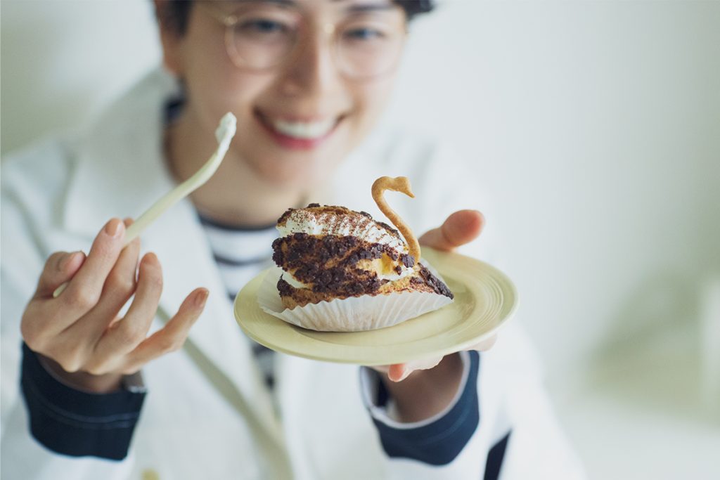 BLACK SWAN CREAM PUFFS と菊池亜希子さん。