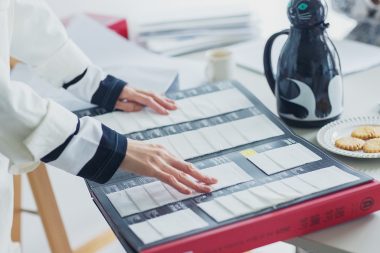 数十種類の白い生地を手と目で確かめながら服作りを行う。