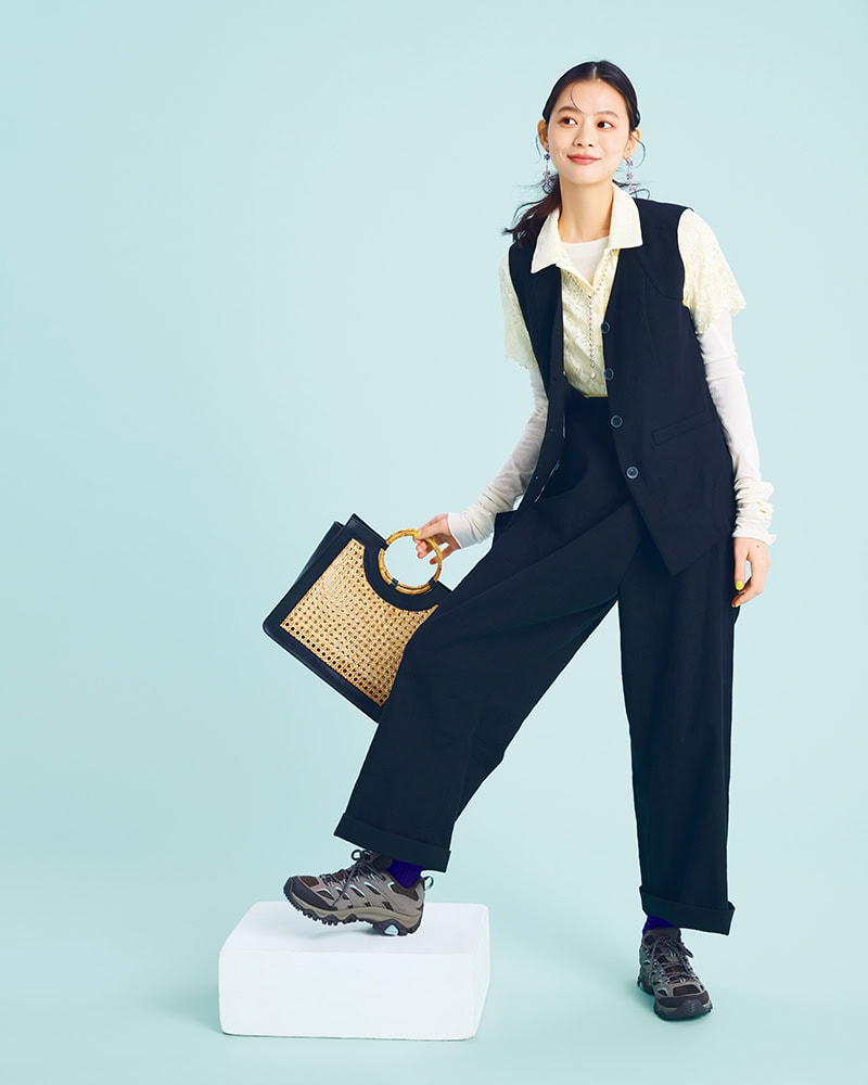 セットアップでつくる大人女子のスニーカーコーデ