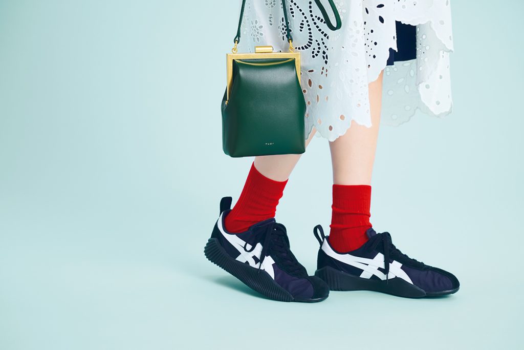 ハーフパンツ＋ ソックスでつくる大人女子のスニーカーコーデ