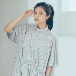 大人の花柄ワンピースの装い