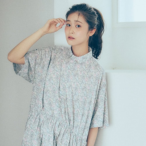 大人の花柄ワンピースの装い