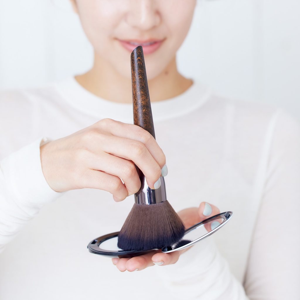 崩れない薄膜ベースメイクの順番・やり方④パウダー「テカりが気になる部分に、大きめのブラシでふんわりのせる」