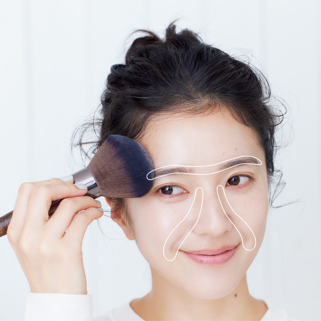 崩れない薄膜ベースメイクの順番・やり方④パウダー「テカりが気になる部分に、大きめのブラシでふんわりのせる」