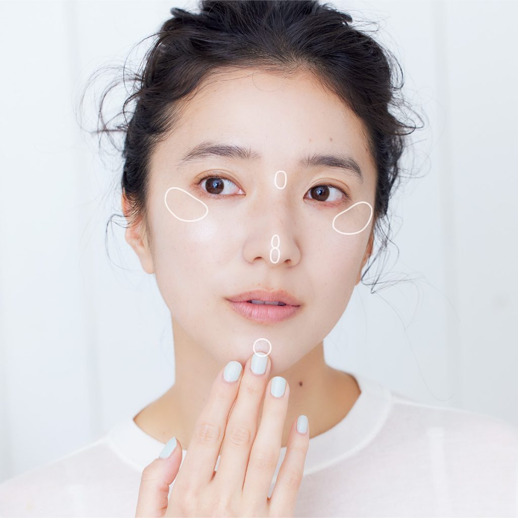 崩れない薄膜ベースメイクの順番・やり方⑥ハイライト「立体感を出したい部分にはハイライトで高さを演出」