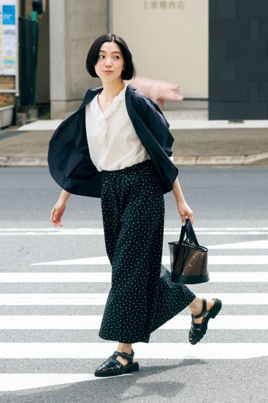 【モノトーンコーデ】黒コーデに白ブラウスで甘さをプラス