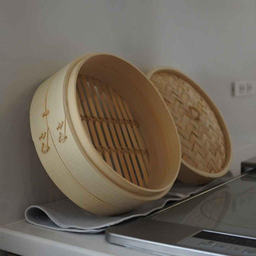 立てかけて乾燥中の無印良品の蒸篭（せいろ）大本体と蓋